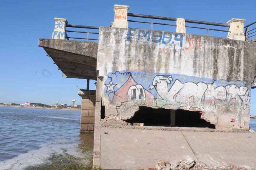 Abandonado. Así luce el pilar oeste de la Setúbal. Derrumbaron el viejo Puerto de Palos y lo convirtieron en un sector de pesca.