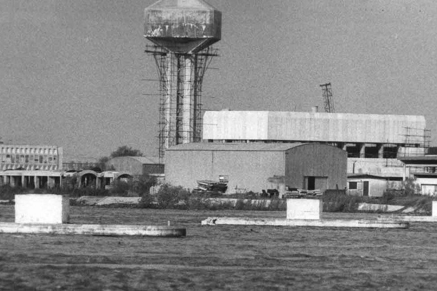 Casi tapados. Así quedaron los pilares en la inundación de 1992.