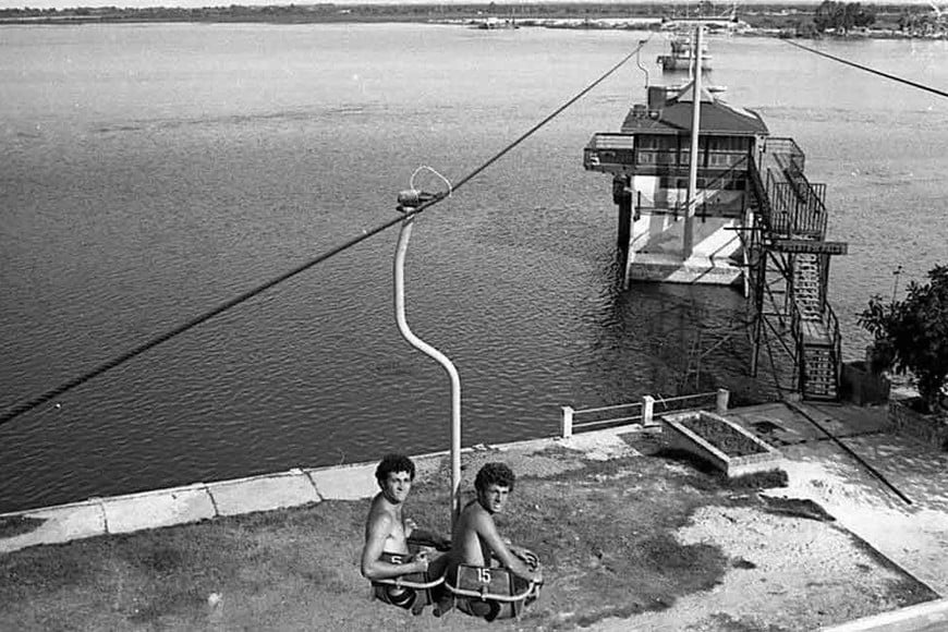 En los '80, una novedosa inversión colocó una aerosilla sobre los pilares, conectando ambas cabeceras de la la laguna.