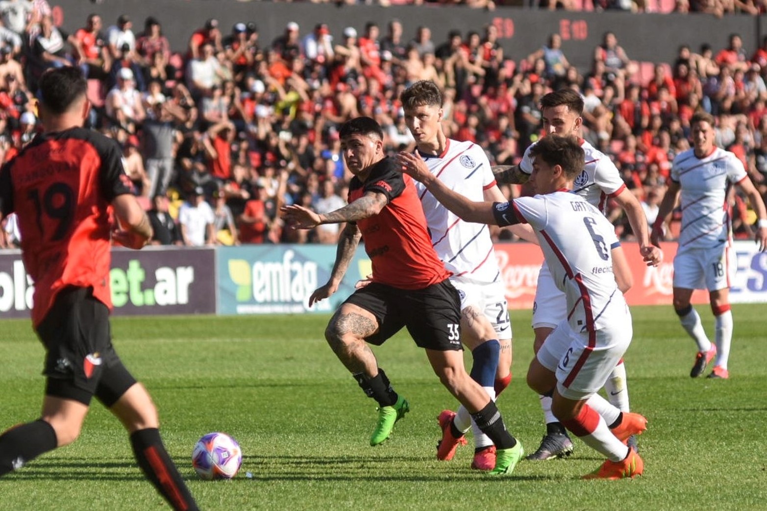 Colón - San Lorenzo, la "Joya" intenta la diagonal por derecha. Foto: Pablo Aguirre