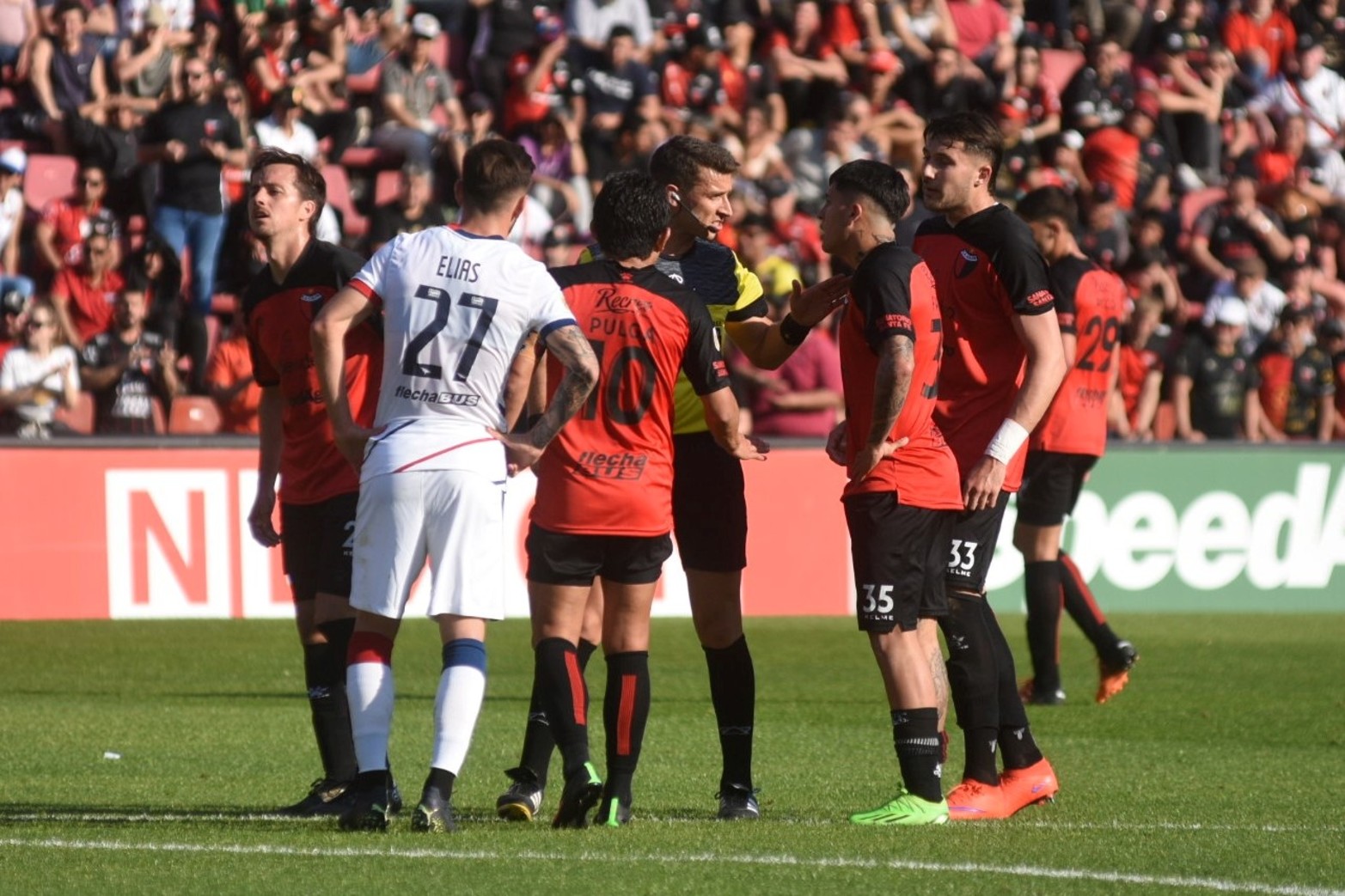 Colón - San Lorenzo, el rojinegro busca llegar al arco con pelota parada. Foto: Pablo Aguirre