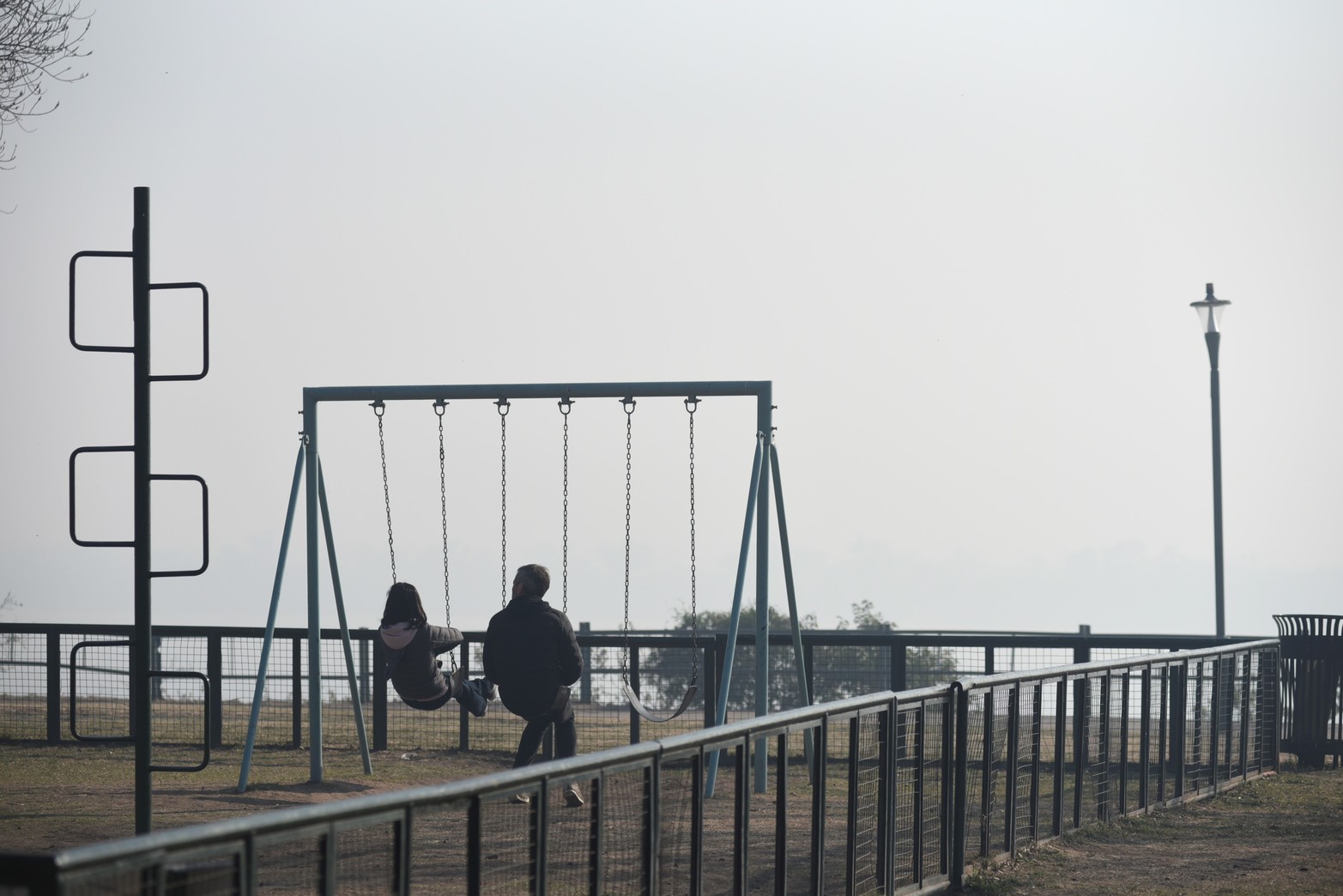 Sin cielo y sin río. El parque infantil invadido por el humo de los humedales. Foto Marcelo Manera