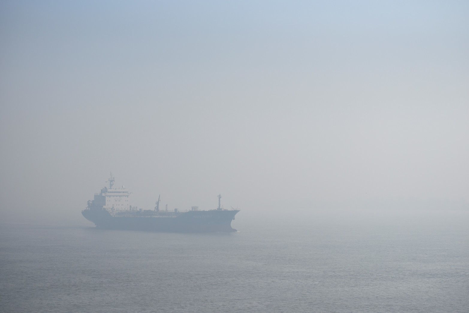 Navegación pluvial complicada. El humo también complica el tránsito en la hidrovía del río Paraná. Foto Marcelo Manera