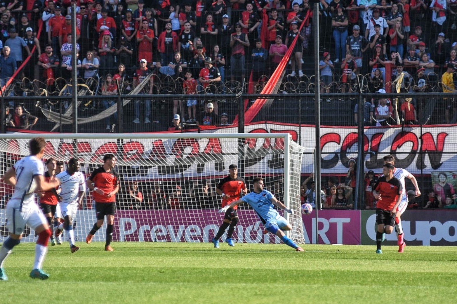 Colón - San Lorenzo, Chico, Ignacio Chicco manda al equipo adelante. Foto: Pablo Aguirre