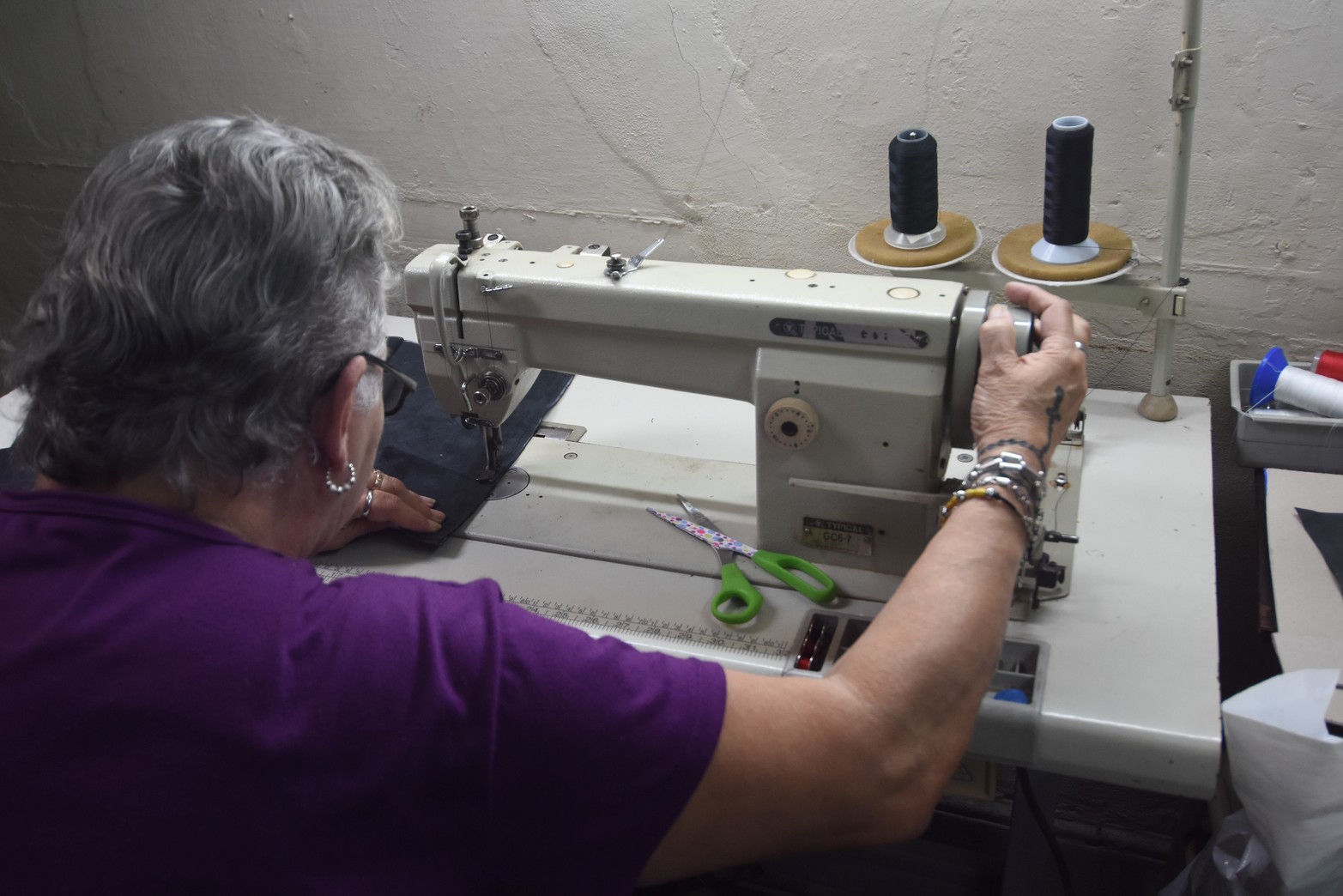 Para coser cuero, el taller de marroquinería dispone una máquina especial. Las terminaciones son a mano, con un punto especial y característico.
