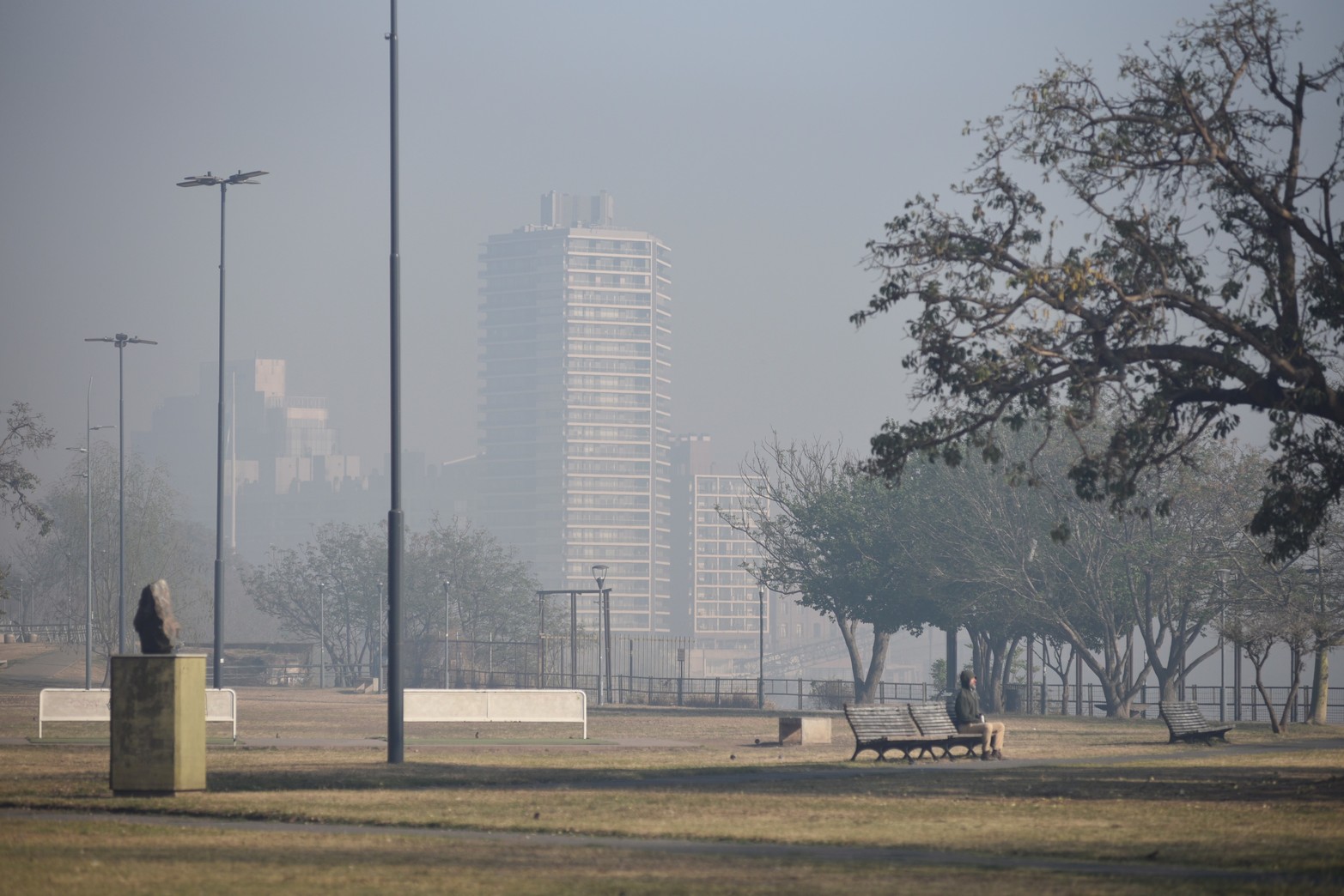 Durante la mañana por el cuadrante del viento la ciudad se ve mas afectada. A Media tarde o noche se puede respirar mejor.