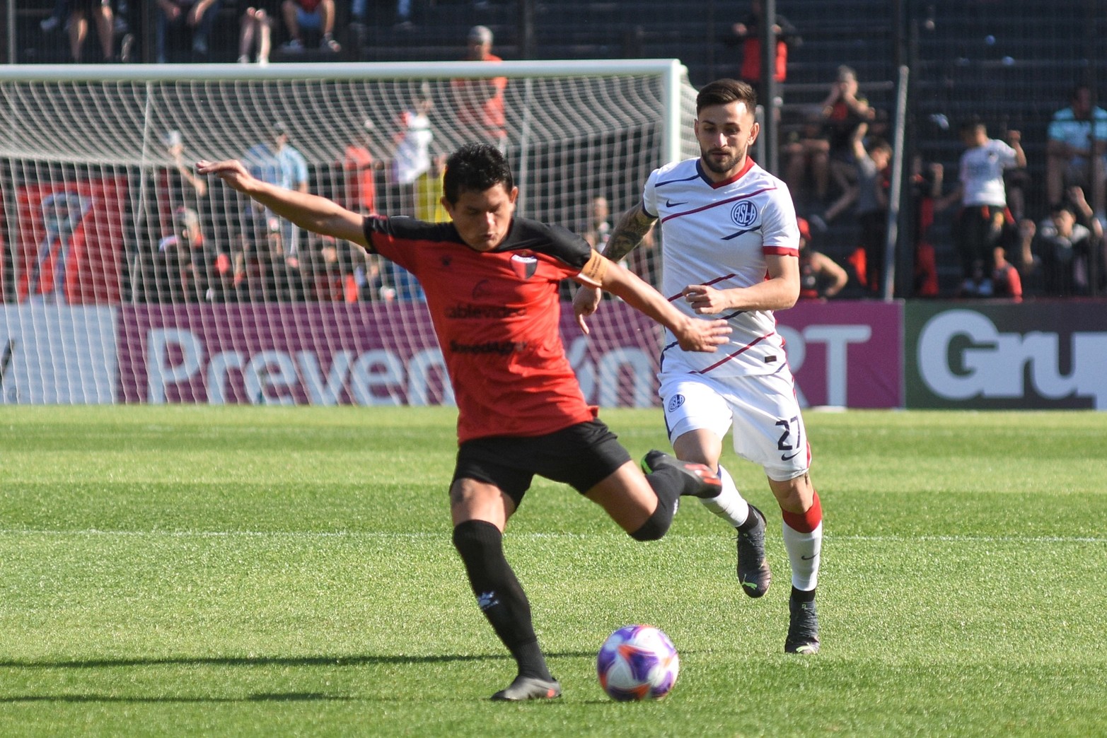 Colón - San Lorenzo, Rodríguez, lanza el pelotazo a la derecha. Foto: Pablo Aguirre