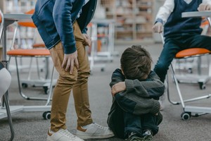 Un grupo de menores filmó el momento en que le pegaron a un compañero