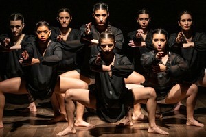 Eclíptica Teatral asume el desafío de encontrar nuevos ecos para la tragedia de Sófocles, al tiempo que continúa compartiendo trayectoria con artistas emergentes de la ciudad. Foto: Juan Martín Alfieri