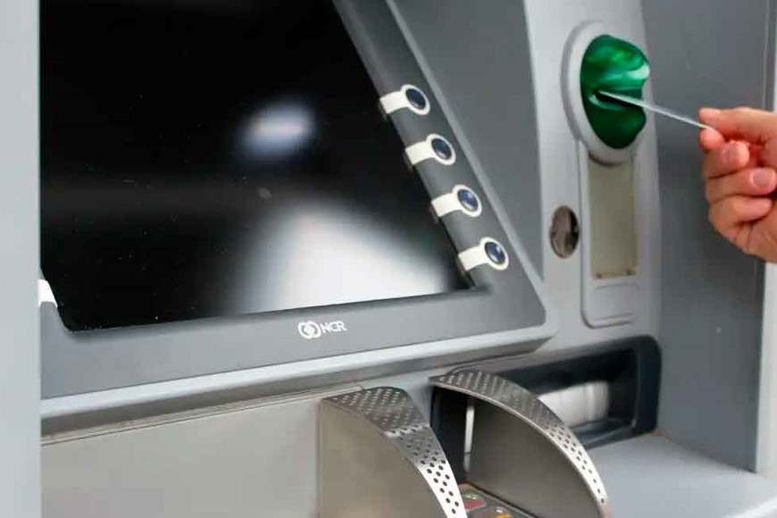 La víctima fue asaltada en el cajero ubicado en Javier de la Rosa y Piedras.