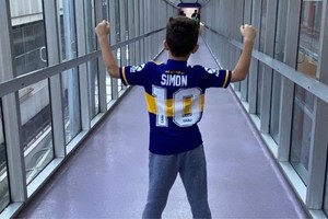 El hecho ocurrió en la jornada del domingo cuando Simón G., oriundo de Venado Tuerto, en el entretiempo del partido Boca-River cayó de una de las bandejas de la Bombonera