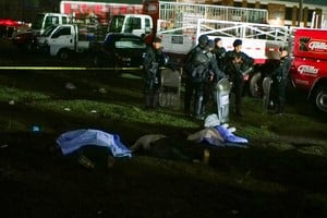 Agentes de policía custodian una escena después de una estampida en un concierto para conmemorar el día de la Independencia del país que dejó muertos y heridos, en Quetzaltenango, Guatemala, 15 de septiembre de 2022. Foto: Reuters