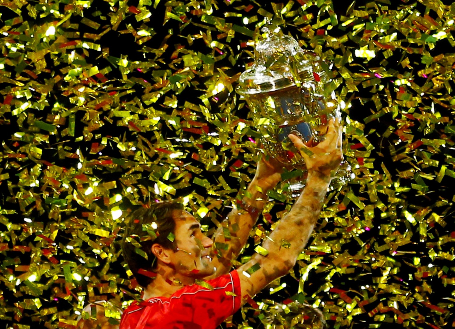 Tenis- ATP 500. Basilea, Suiza - 27 de octubre de 2019. Roger Federer celebra con el trofeo tras ganar la final contra el australiano Alex de Minaur Reuters/Arnd Wiegmann