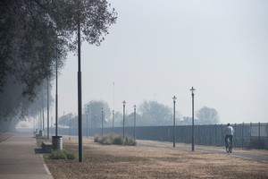 Así lucía Rosario el pasado martes, uno de los días con peor visibilidad y mayor contaminación en el aire. Crédito: Marcelo Manera
