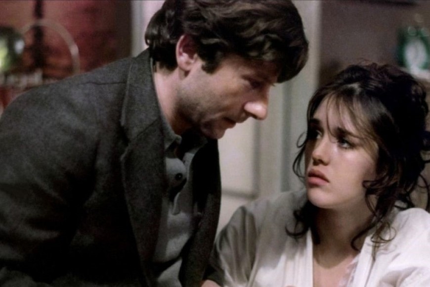 Describe como el nuevo habitante de un pequeño apartamento se va sumiendo de a poco en una pesadilla.