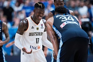 El alemán Schroder y el duelo victorioso ante Giannis. Crédito: FIBA