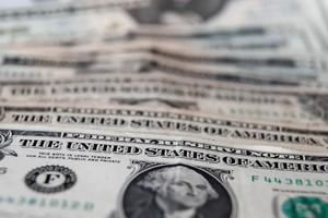 El paralelo operó a $273 para la punta compradora y la brecha con el dólar oficial llegó al 92,7%.