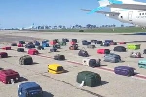 Todo el equipaje y los pasajeros del vuelo que debía salir a Tucumán fueron revisados.