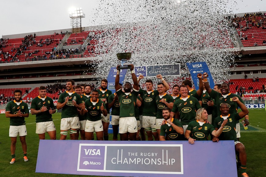 Rugby Union - Rugby Championship - Argentina v South Africa - Estadio Libertadores de America, Buenos Aires, Argentina - September 17, 2022
South Africa's Siya Kolisi lifts the trophy as he celebrates with teammates after winning the match REUTERS/Agustin Marcarian