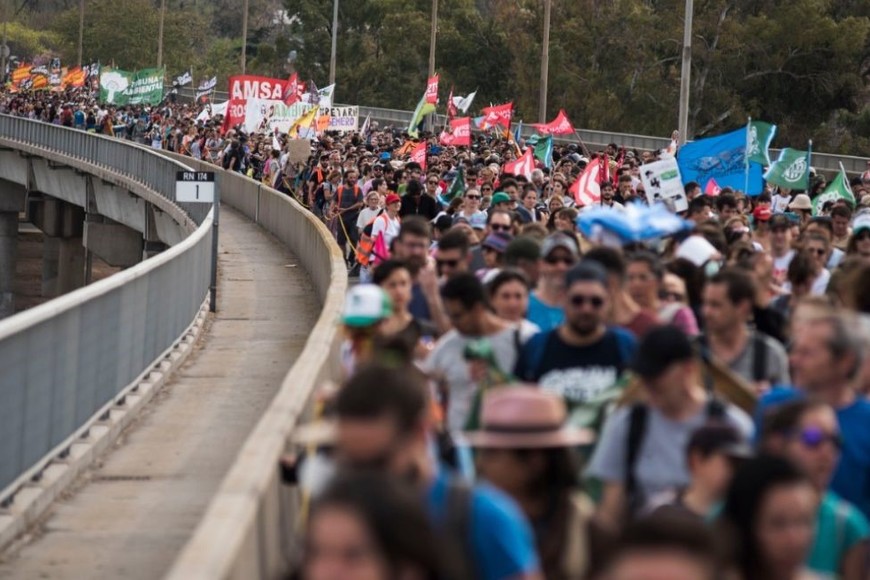 Un importante número de personas se movilizó sobre el puente. Crédito: Marcelo Manera