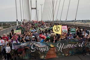 Los manifestantes que se hicieron presentes sobre Puente Nuestra Señora del Rosario. Crédito: Marcelo Manera