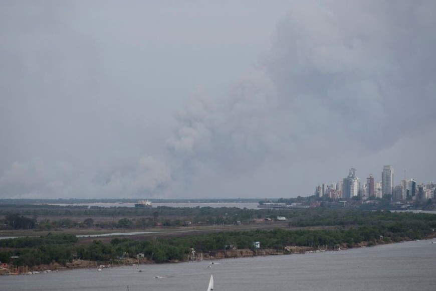 Así se veía el humo de las islas este sábado por la tarde. Crédito: Marcelo Manera