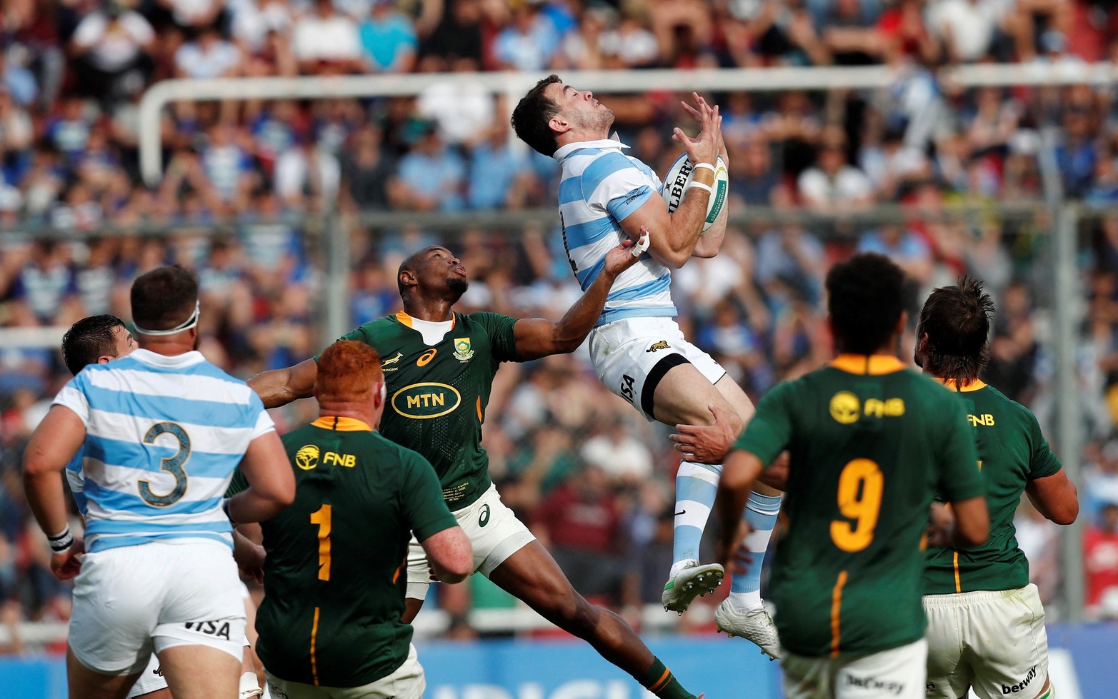 Emiliano Boffelli toma la pelota en el aire. Rugby Championship. Argentina vs. South Africa. Reuters/Agustin Marcarian