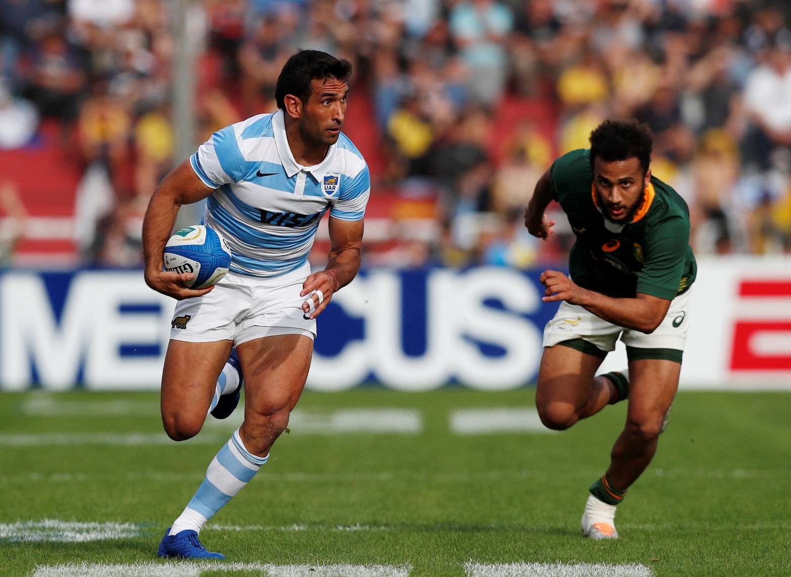  Matias Orlando corre y dea atrás a Jaden Hendrikse. Rugby Championship - Argentina vs. South Africa. Reuters/Agustin Marcarian