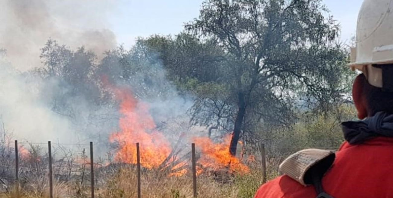 El fuego avanza en Traslasierra y el clima complica a los bomberos