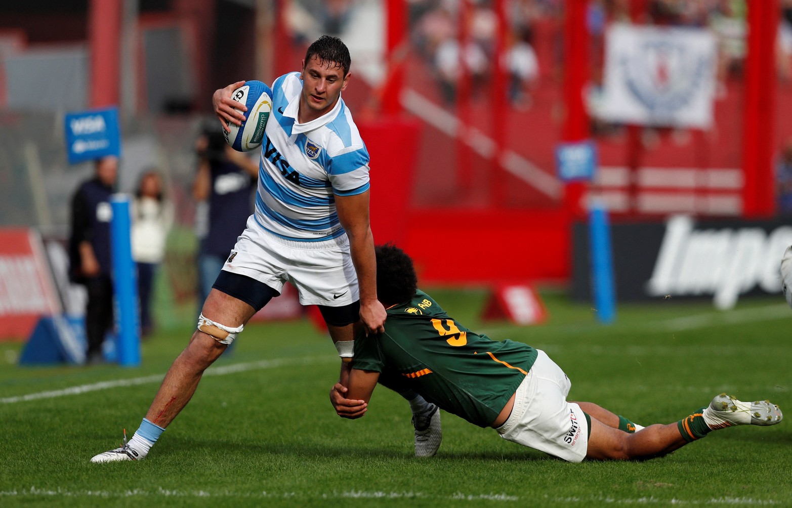 Juan Martin Gonzalez intenta escapar de Jaden Hendrikse. Rugby Championship. Argentina vs. South Africa. Reuters/Agustin Marcarian