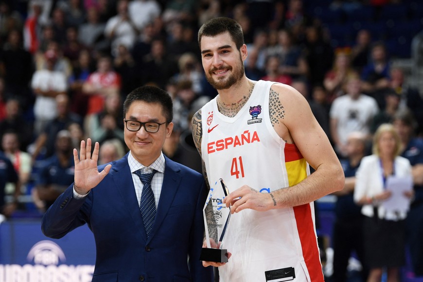 Basketball - EuroBasket Championship - Final - Spain v France - Mercedes-Benz Arena, Berlin, Germany - September 18, 2022 
Spain's Juancho Hernangomez poses with the TCL player of the match award after winning the final REUTERS/Annegret Hilse