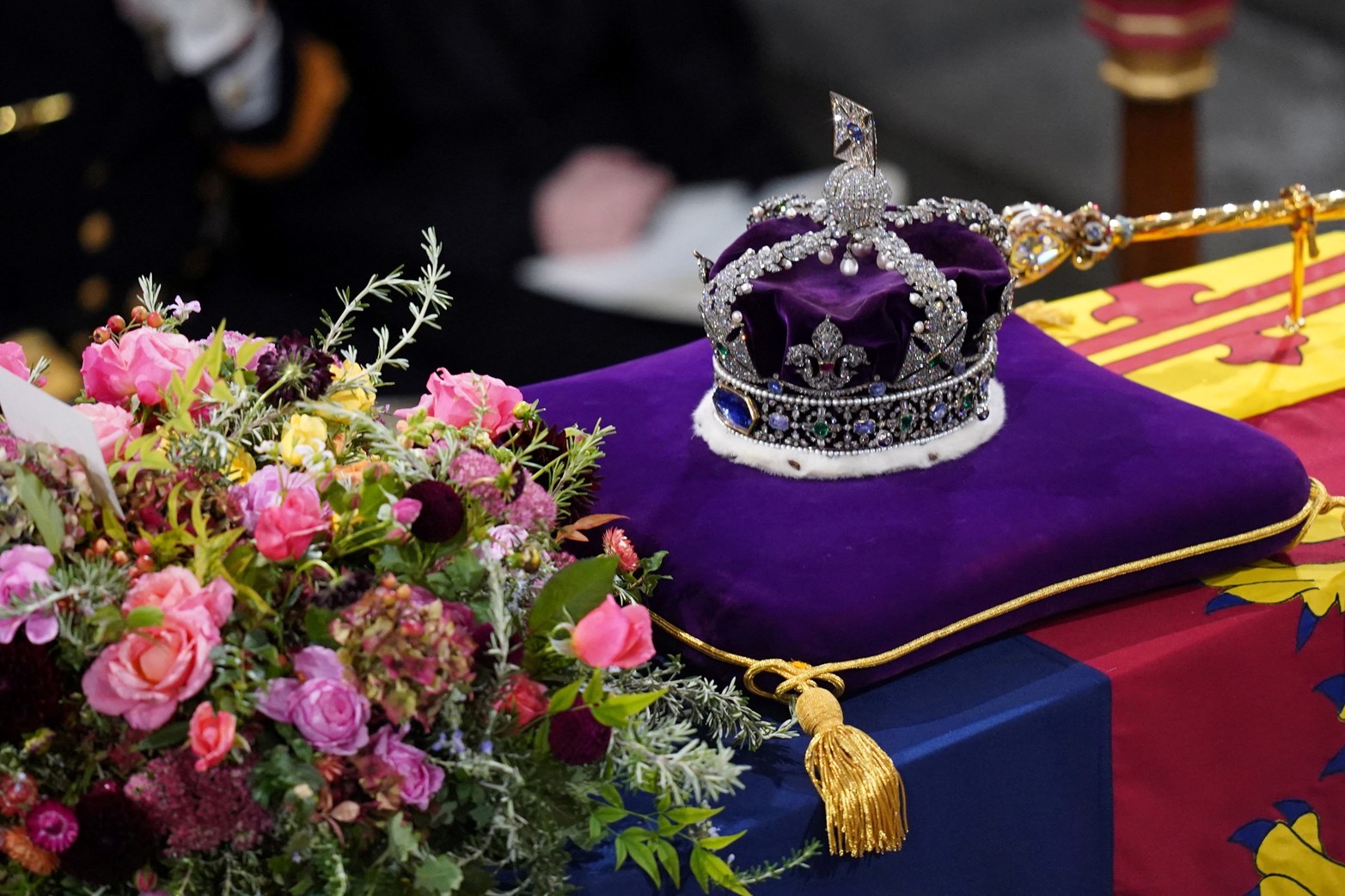 El ataúd de la Reina Isabel II, envuelto en el Estandarte Real con la Corona del Estado Imperial y el cetro del Soberano, durante el Funeral de Estado de la Reina Isabel II, celebrado en la Abadía de Westminster, Londres. Reuters/ Gareth Fuller.