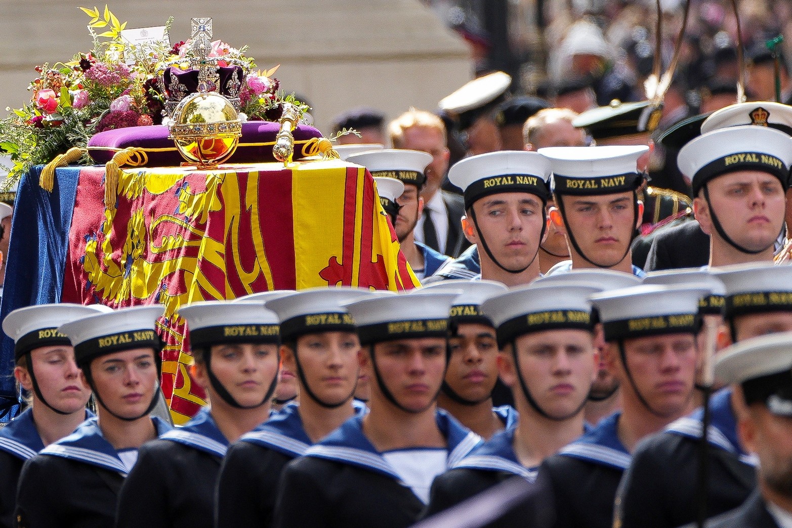 El ataúd de la Reina Isabel II es arrastrado en un carruaje por las calles de Londres después de su funeral en la Abadía de Westminster en el centro de Londres. Reuters / Scott Garfitt.