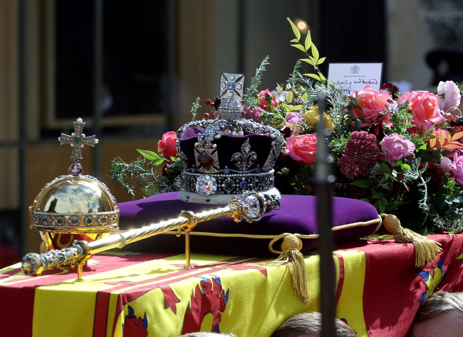 La Corona del Estado Imperial descansa sobre el ataúd de la Reina Isabel de Gran Bretaña durante la procesión fúnebre, el día del funeral y entierro de la Reina Isabel de Gran Bretaña en Londres. Reuters / Marc Aspland.
