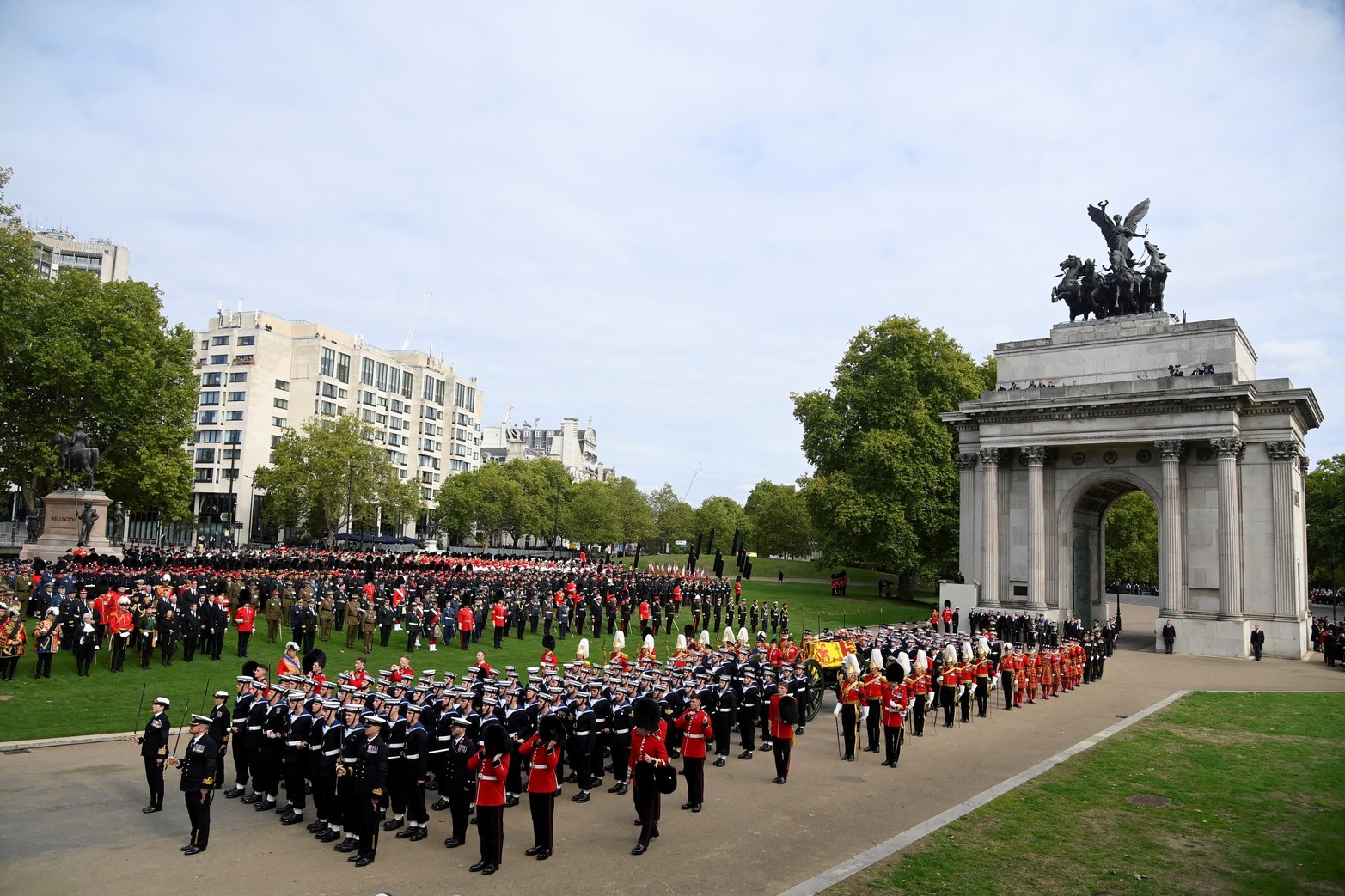 El ataúd de la reina Isabel de Gran Bretaña se lleva a través de Wellington Arch en la procesión el día de su funeral y entierro de estado, en Londres. Reuters/Toby Melville.