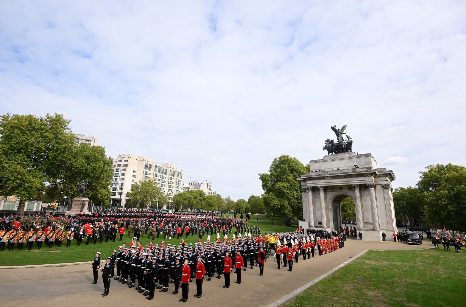 El ataúd de la reina Isabel de Gran Bretaña se lleva a través de Wellington Arch en la procesión el día de su funeral y entierro de estado, en Londres. Reuters/Toby Melville