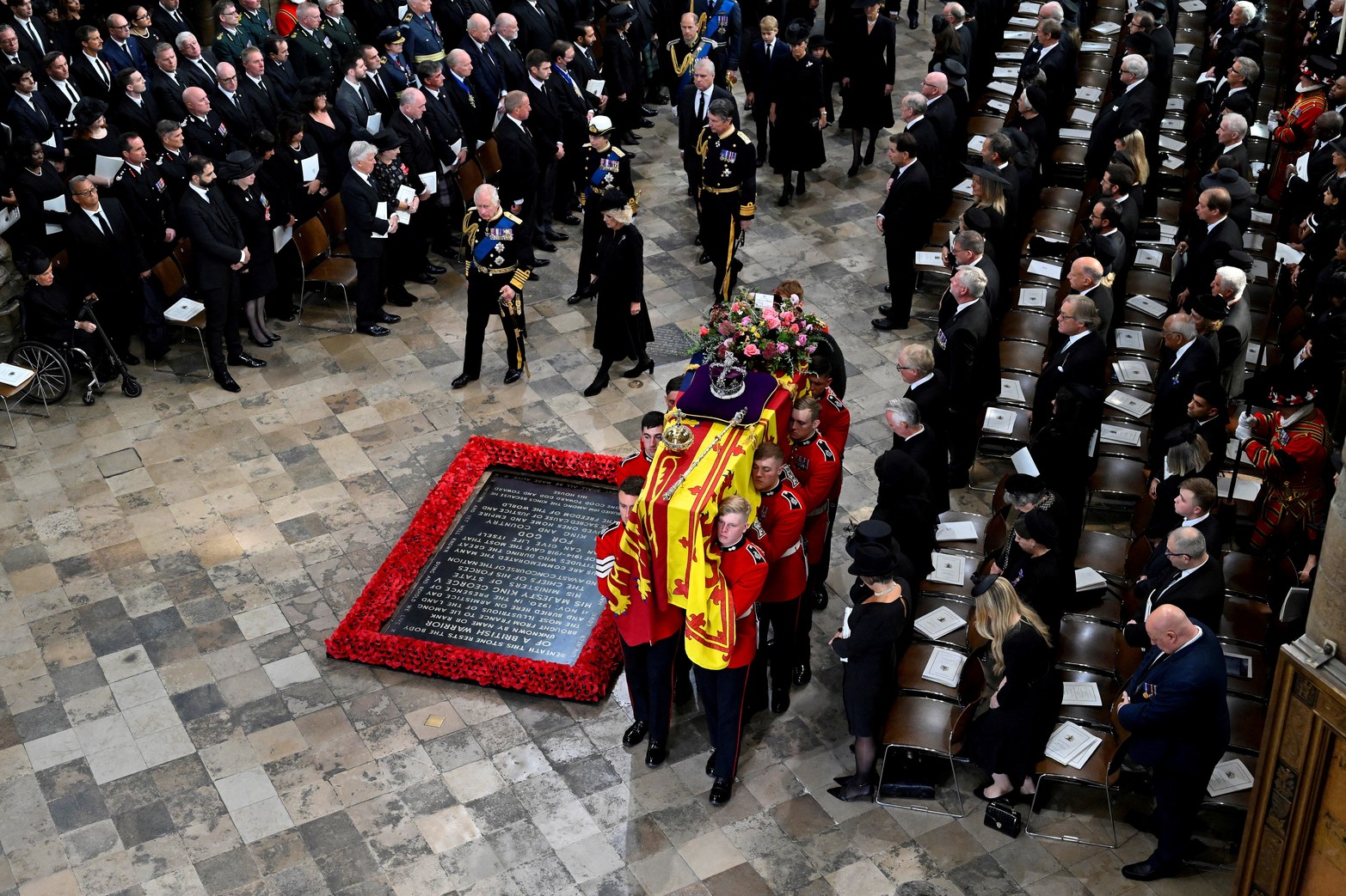 El rey Carlos III, Camilla, la reina consorte, Ana, la princesa real, caminan junto al ataúd que lleva a la reina Isabel II cuando sale de la Abadía de Westminster en Londres, Inglaterra. Reuters Gareth Cattermole. 