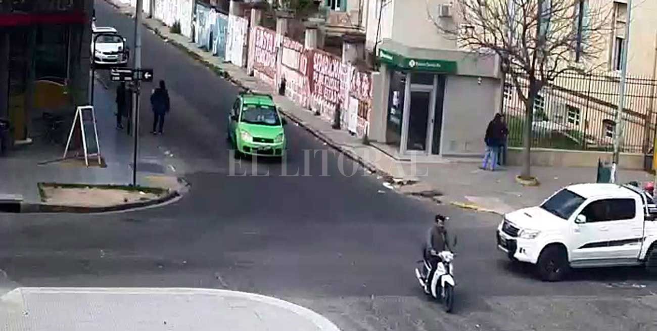 Video: una camioneta casi choca al sospechoso por el crimen de Julio Cabal

