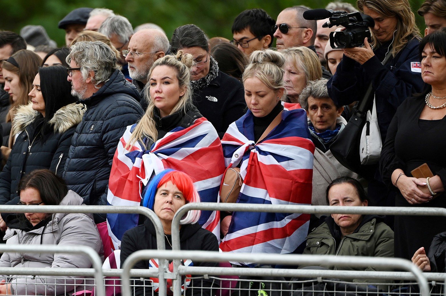 Los miembros del público esperan el paso del ataúd a lo largo de la ruta de la procesión en Londres. Reuters / Paul Ellis