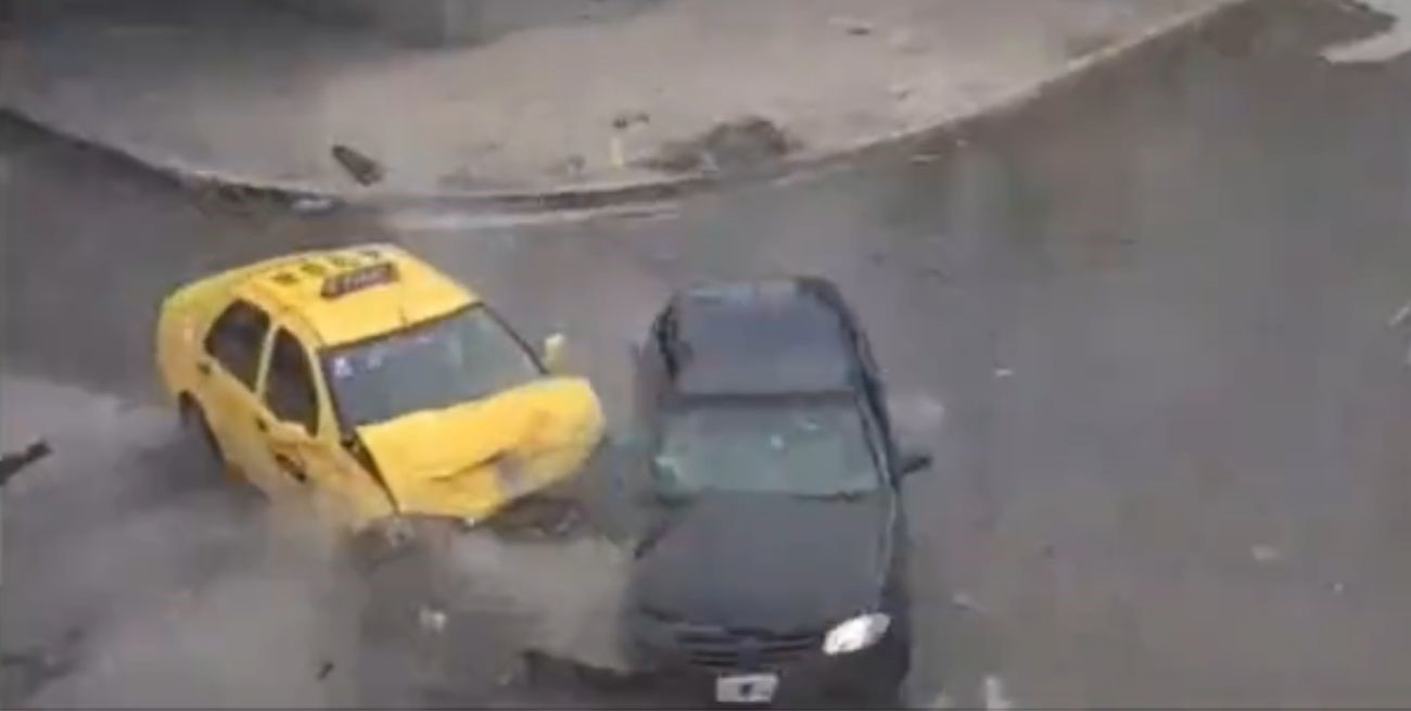 Video: se robó un taxi, fue perseguido por la policía y terminó chocando contra un remis