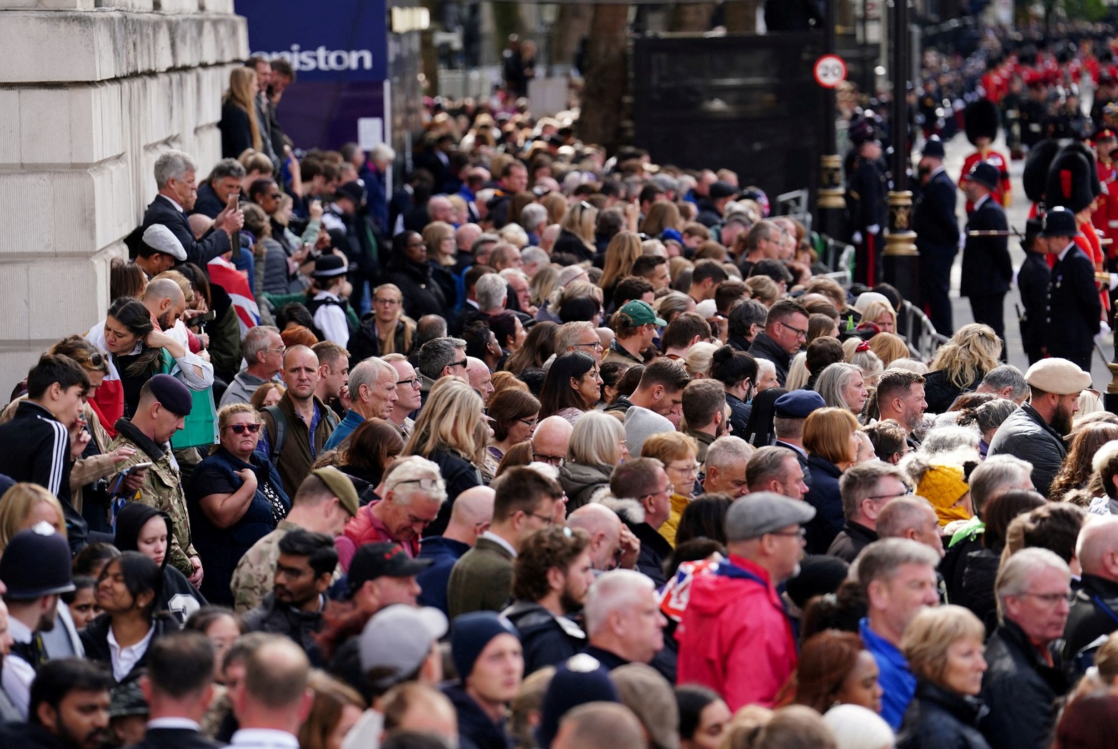 Las multitudes escuchan el servicio en Horse Guards Avenue durante el funeral estatal de la reina Isabel II. Fecha del cuadro: Lunes 19 de septiembre de 2022. Reuters / David Davies. 