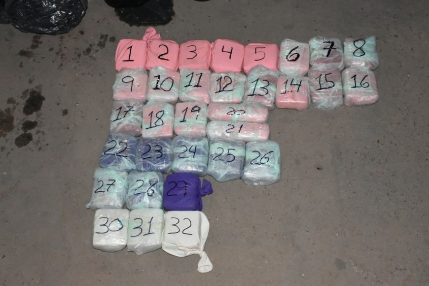 Encontraron 32 paquetes amorfos de distintos tamaño