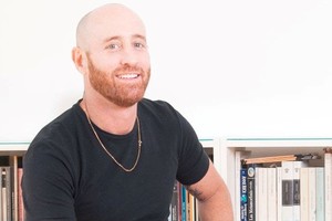 Diego Fleischer publicó tres novelas que combinan el género fantástico y el thriller. Este es su primer poemario.