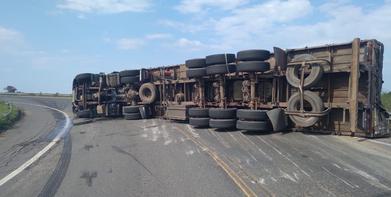 Volcó un camión en el rulo de acceso a ruta 19 y autopista El Litoral