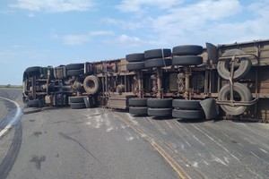 Vuelco de un camión en el rulo de acceso entre autovía de la ruta nacional 19 y autopista a Rosario.
