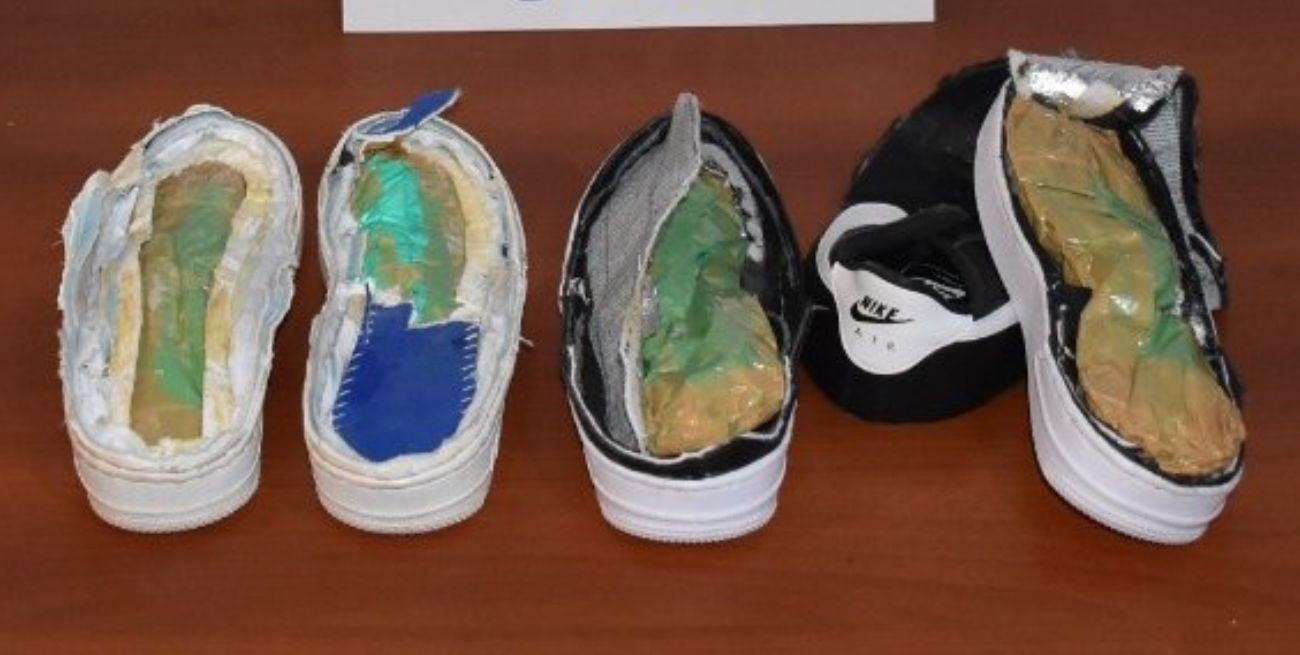 No era talco: pasajero ocultaba cocaína en la suela de sus zapatillas