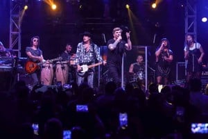 “Habrá buffet de comidas y bebidas a cargo de las instituciones locales, feria de artesanos y emprendedores de Felicia y la región. Está todo definido. Continuamos semanalmente con encuentros con instituciones locales para ultimar detalles, de un evento que será muy importante”, destacó Stettler quien agregó que el evento fue un deseo muy grande y que venía de los dos lados: desde la comuna y del artista. Foto: Producción