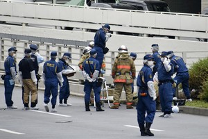 Policías y bomberos debieron actuar rápidamente para evitar una tragedia mayor. Crédito: Reuters