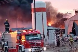 Tras más de seis horas de trabajo, los Bomberos todavía no lograron contener el fuego