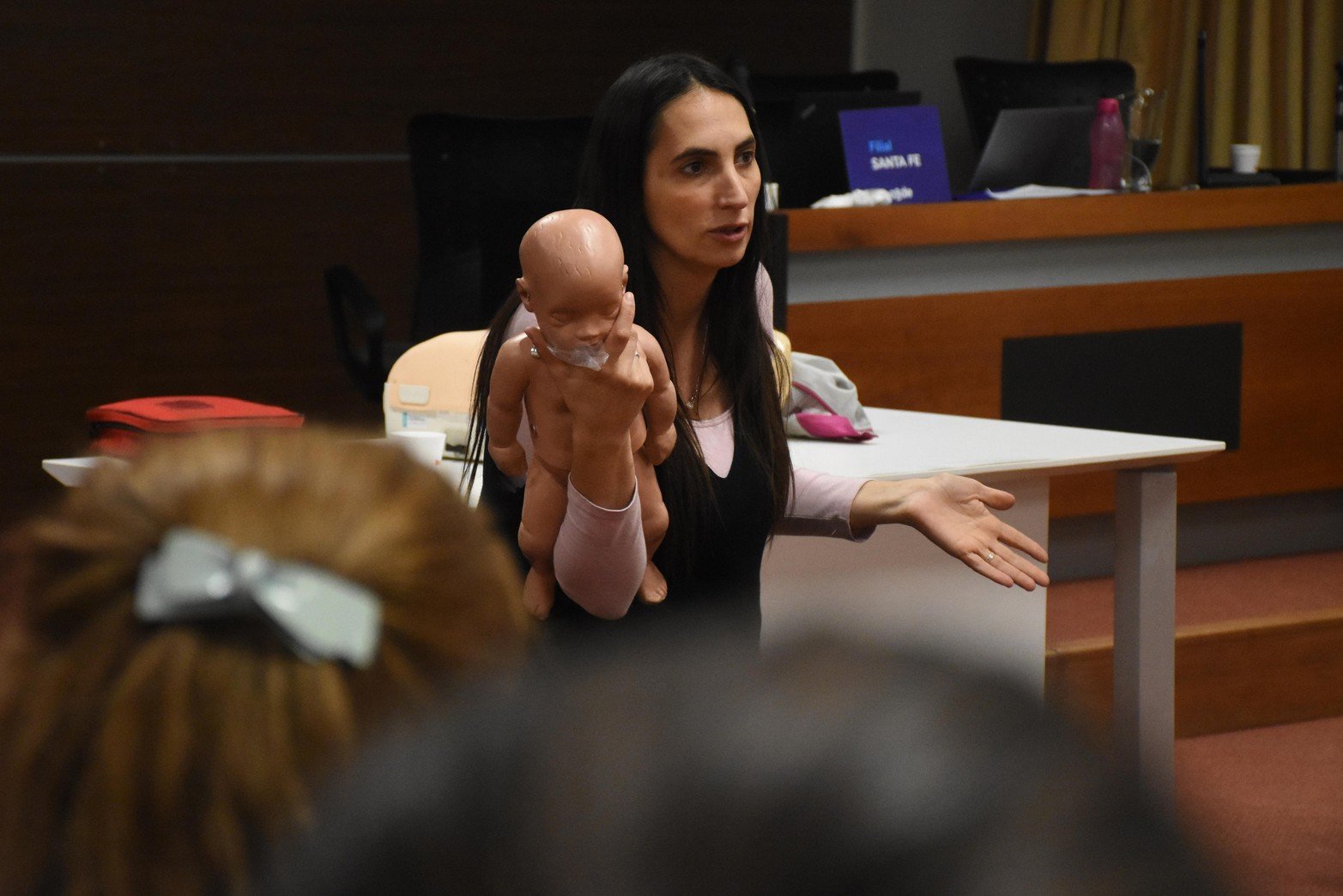 La instructora indicó que se trata de un protocolo de “RCP básica, todo lo que se hace en una primera medida que genera una triple posibilidad de sobrevida de la víctima. Es decir, a la persona que le haces RCP le estás dando tres veces más de posibilidades que a una persona a la que no se le hace”.